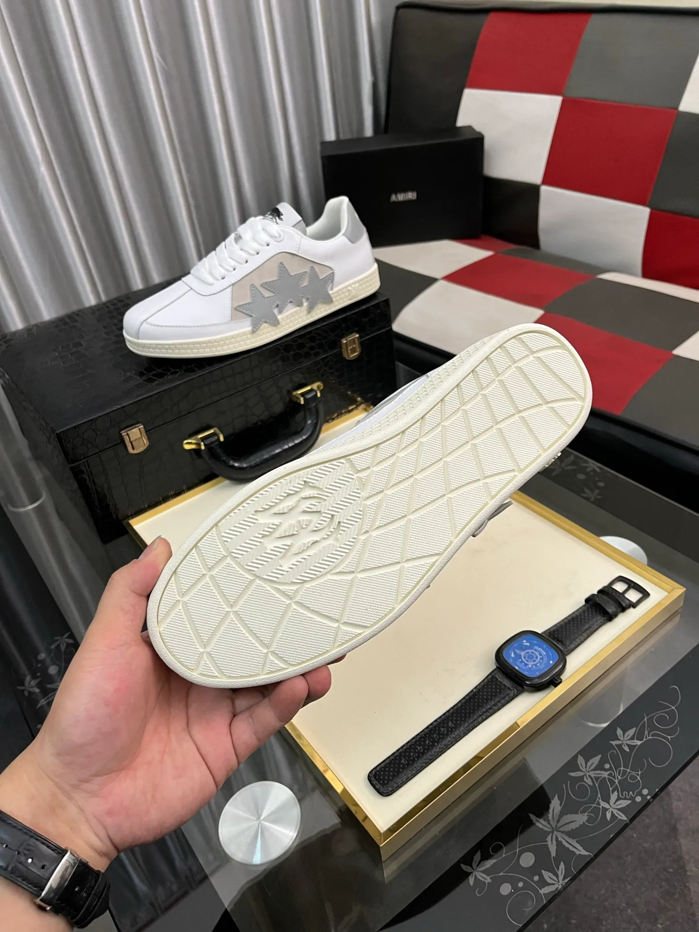 Men's shoes 💰420⌚️⌚️《AMIR*》New men's low-top casual sports sneakers bone shoes, another pair of irresistible bone shoes. Bone shoes are one of AMIRI's most popular items. They use first-layer cowhide uppers. The side bones are made of two cowhide laminations. They have a three-dimensional feel. The leather incisions are all oil-edged. Contrasting color design. Simple style. Fashionable sports. Customized metal LOGO nameplate to embellish shoelaces. Exclusive control of top version. Supports comparison. Breathable mesh lining Original rubber outsole A must-have item for daily leisure Suitable for various occasions Check it out if you pursue high quality Super cool uppers Size: 38-446️⃣ Colors available